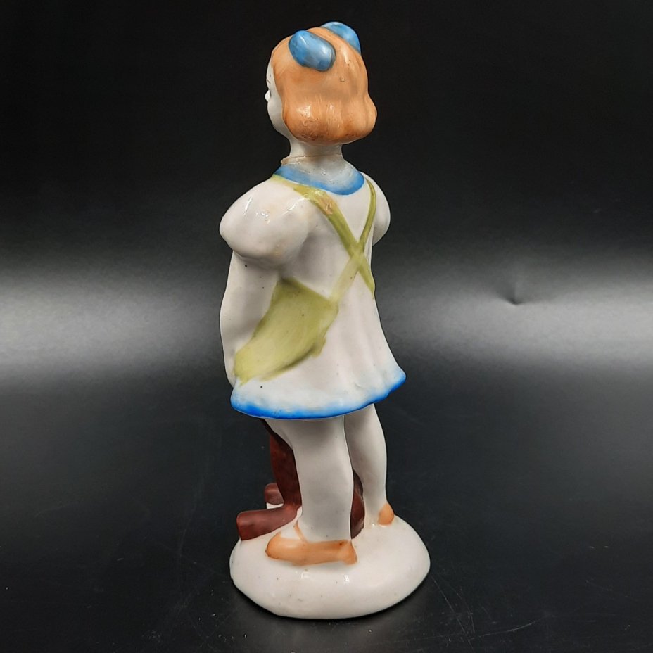 Статуэтка «Девочка с плюшевым мишкой», фарфор, роспись, Мстинский Райпромкомбинат, СССР, 1950-1970 гг.