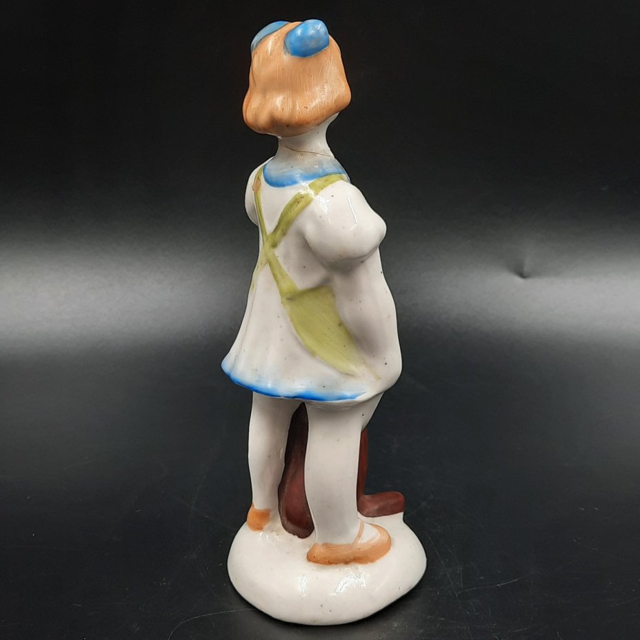 Статуэтка «Девочка с плюшевым мишкой», фарфор, роспись, Мстинский Райпромкомбинат, СССР, 1950-1970 гг.