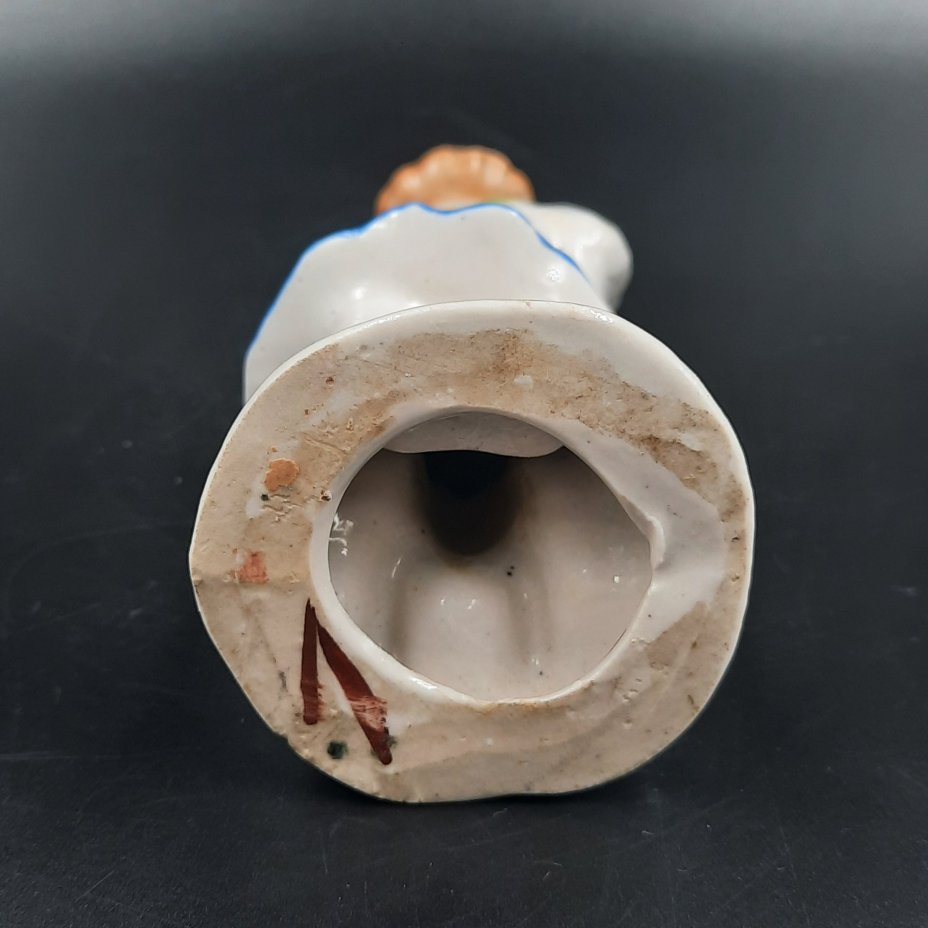 Статуэтка «Девочка с плюшевым мишкой», фарфор, роспись, Мстинский Райпромкомбинат, СССР, 1950-1970 гг.