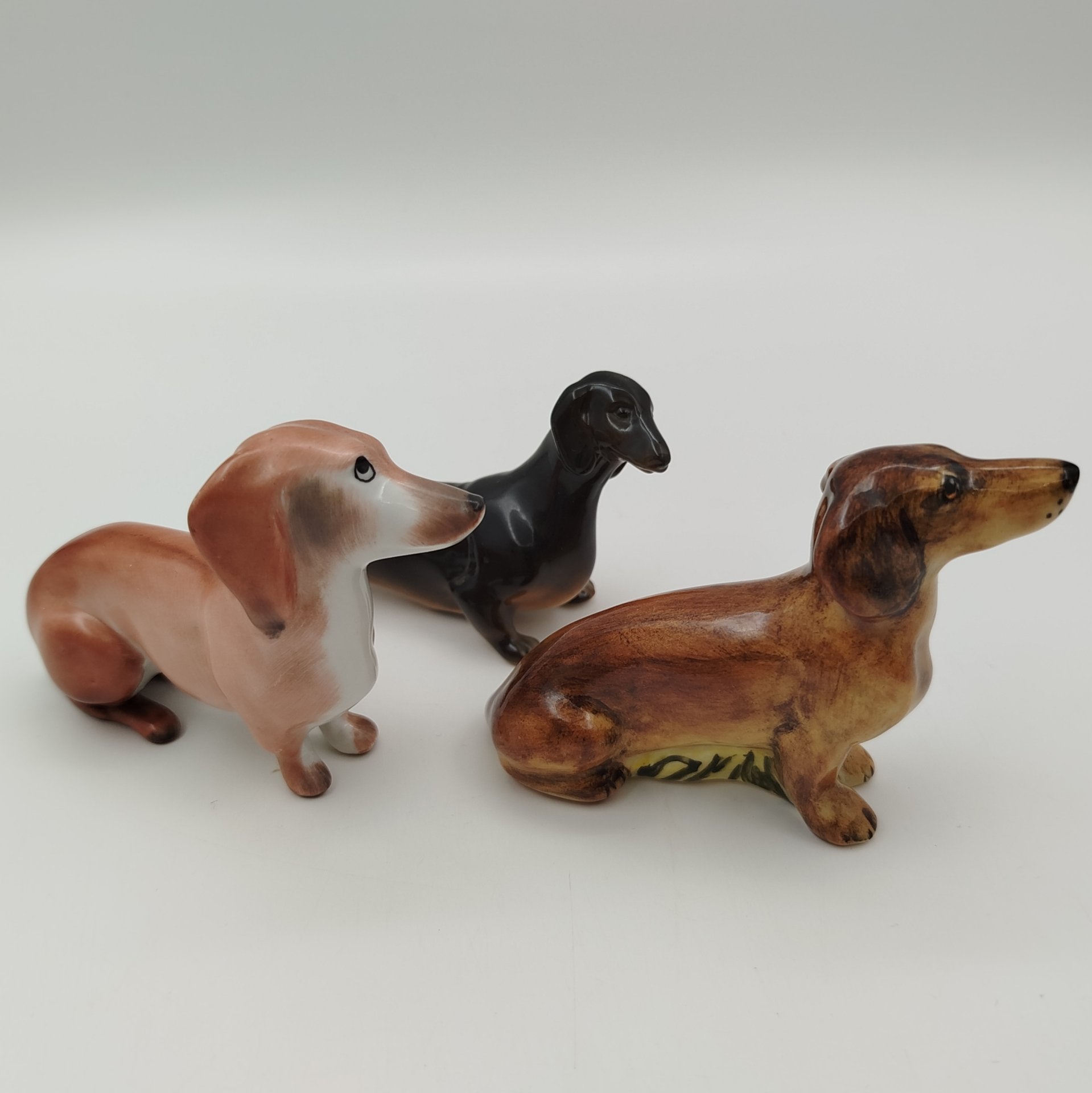 Статуэтки "Таксы" (3 шт.), фарфор, фаянс, роспись, Европа, 1970-1990 гг.