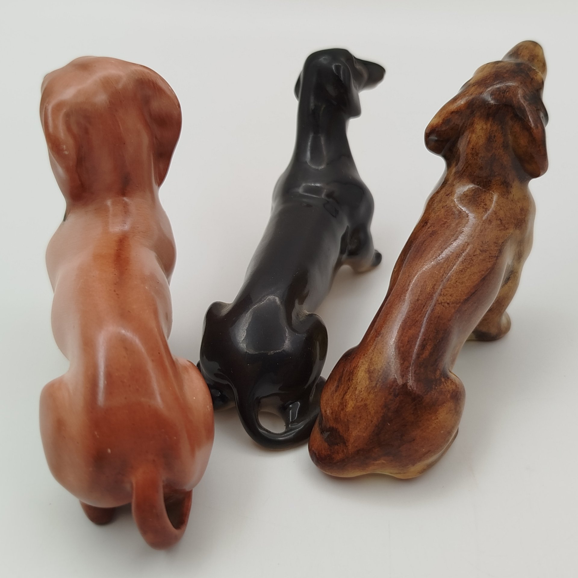 Статуэтки "Таксы" (3 шт.), фарфор, фаянс, роспись, Европа, 1970-1990 гг.