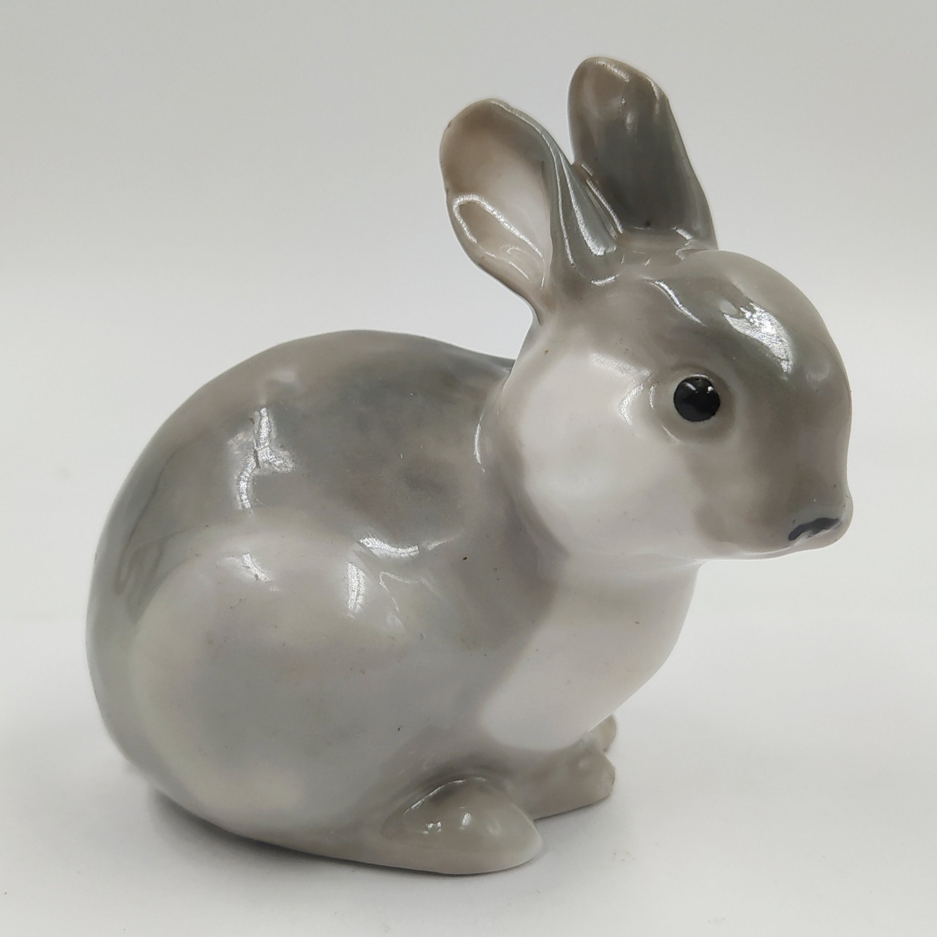 Статуэтка "Заяц", скульптор Л.С. Разумовский, фарфор, роспись, Ленинградский завод фарфоровых изделий (ЛЗФИ), СССР, 1956-1967 гг.