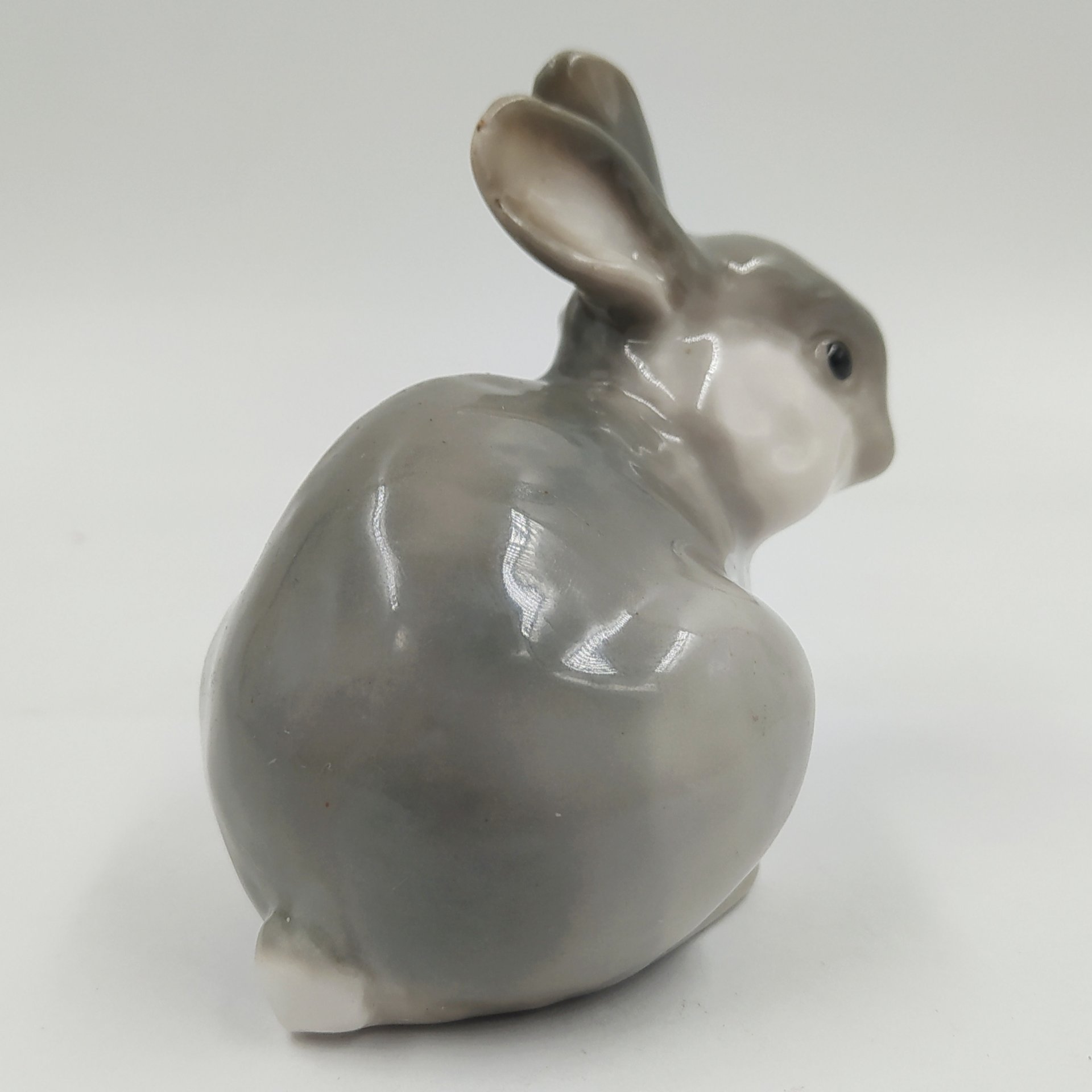 Статуэтка "Заяц", скульптор Л.С. Разумовский, фарфор, роспись, Ленинградский завод фарфоровых изделий (ЛЗФИ), СССР, 1956-1967 гг.
