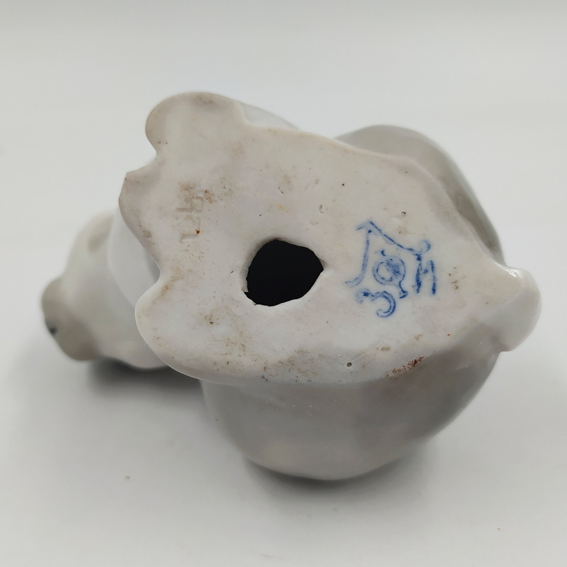 Статуэтка "Заяц", скульптор Л.С. Разумовский, фарфор, роспись, Ленинградский завод фарфоровых изделий (ЛЗФИ), СССР, 1956-1967 гг.