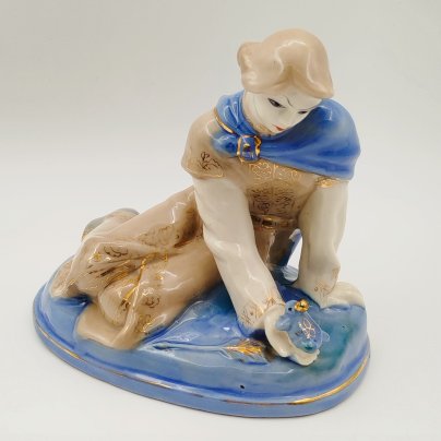 Статуэтка "Иванушка и царевна-лягушка", автор Л. П. Азарова, фарфор, роспись, золочение, Турыгинский фарфоровый завод артели «Художественная керамика» (Гжель), СССР, 1950-1960 гг.