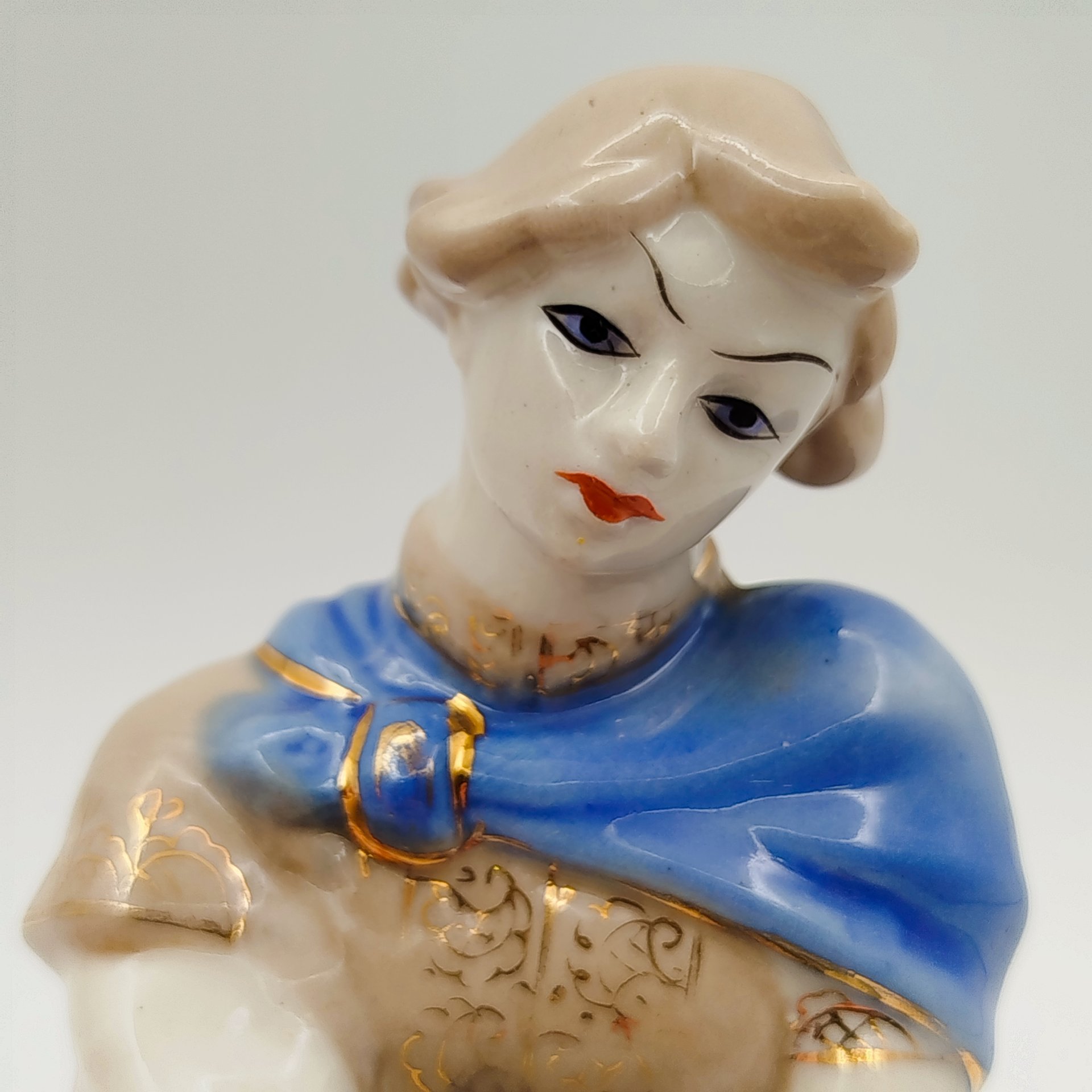 Статуэтка "Иванушка и царевна-лягушка", автор Л. П. Азарова, фарфор, роспись, золочение, Турыгинский фарфоровый завод артели «Художественная керамика» (Гжель), СССР, 1950-1960 гг.