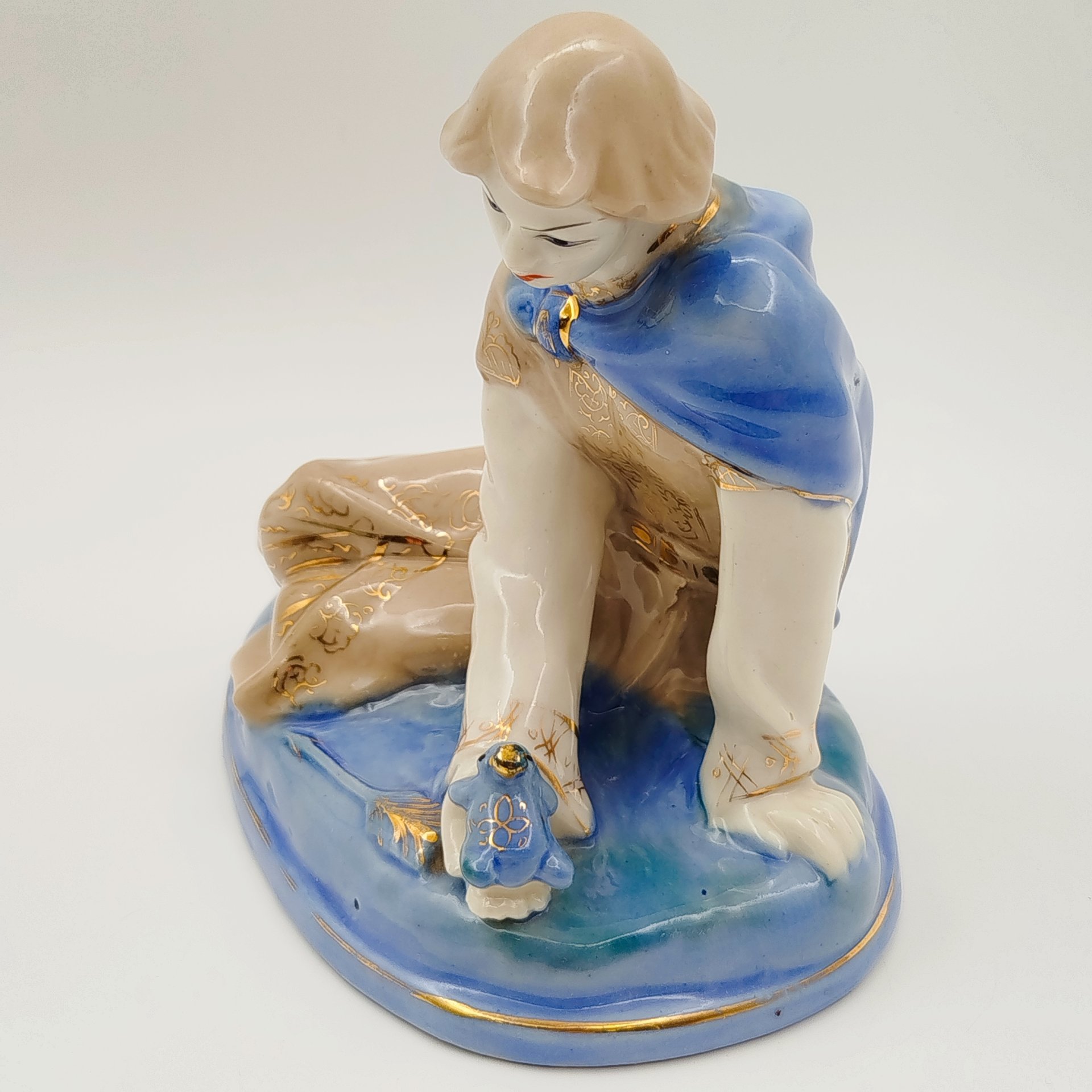 Статуэтка "Иванушка и царевна-лягушка", автор Л. П. Азарова, фарфор, роспись, золочение, Турыгинский фарфоровый завод артели «Художественная керамика» (Гжель), СССР, 1950-1960 гг.