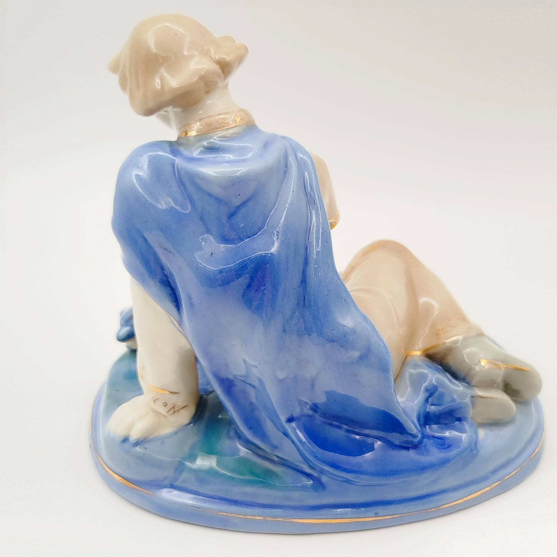 Статуэтка "Иванушка и царевна-лягушка", автор Л. П. Азарова, фарфор, роспись, золочение, Турыгинский фарфоровый завод артели «Художественная керамика» (Гжель), СССР, 1950-1960 гг.