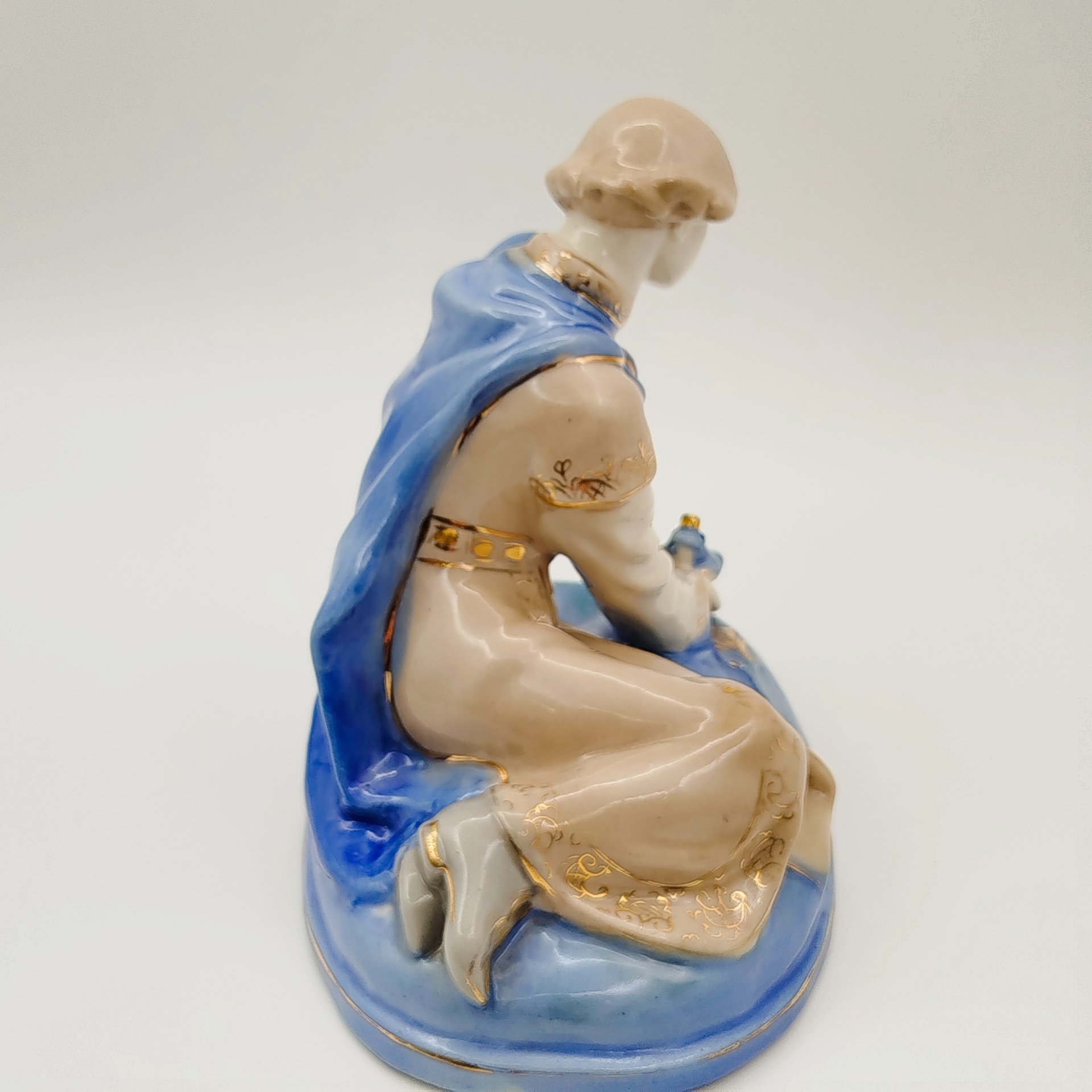 Статуэтка "Иванушка и царевна-лягушка", автор Л. П. Азарова, фарфор, роспись, золочение, Турыгинский фарфоровый завод артели «Художественная керамика» (Гжель), СССР, 1950-1960 гг.