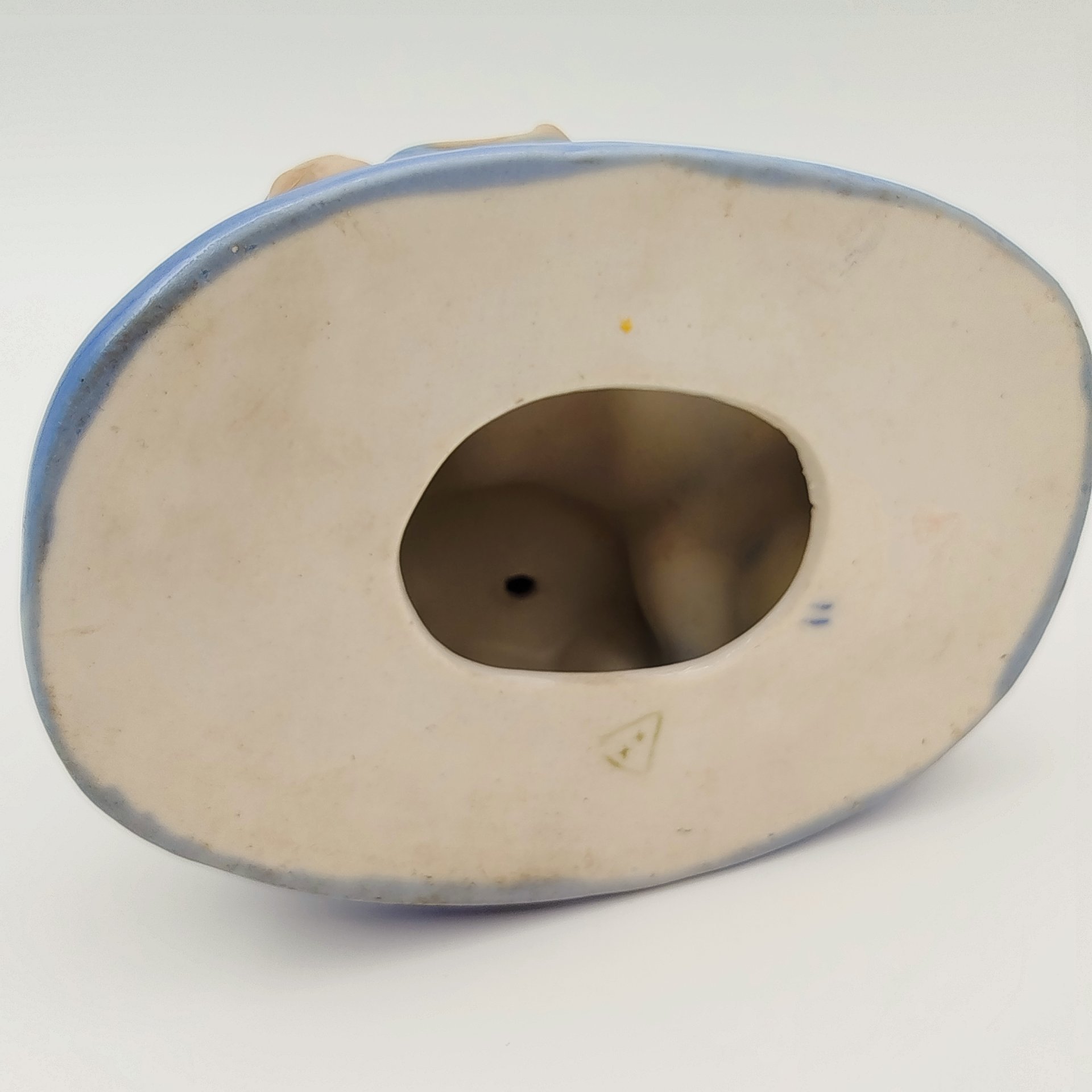 Статуэтка "Иванушка и царевна-лягушка", автор Л. П. Азарова, фарфор, роспись, золочение, Турыгинский фарфоровый завод артели «Художественная керамика» (Гжель), СССР, 1950-1960 гг.