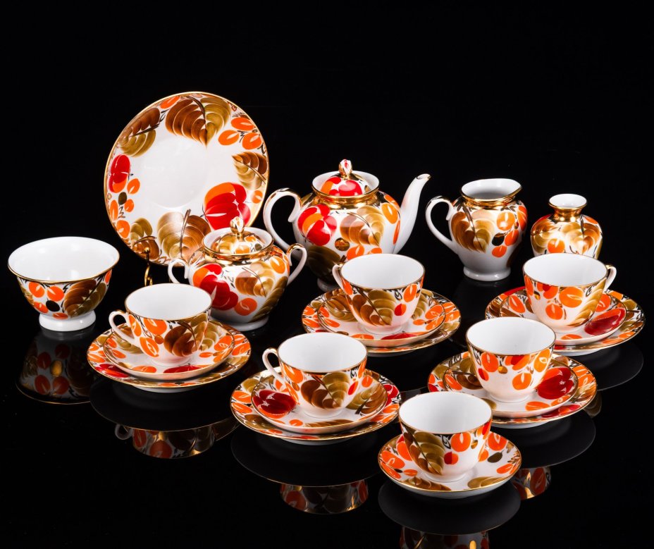 Сервиз чайный "Щедрая осень" на 6 персон (23 предмета), автор рисунка Н.Б. Гусева, автор формы "Весенняя" С.Е. Яковлева, фарфор, роспись, золочение, Ленинградский фарфоровый завод (ЛФЗ), Россия, 1989-2001 гг.