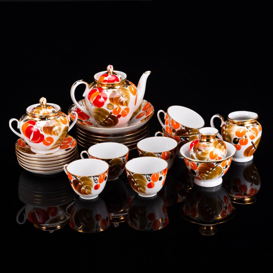 Сервиз чайный "Щедрая осень" на 6 персон (23 предмета), автор рисунка Н.Б. Гусева, автор формы "Весенняя" С.Е. Яковлева, фарфор, роспись, золочение, Ленинградский фарфоровый завод (ЛФЗ), Россия, 1989-2001 гг.