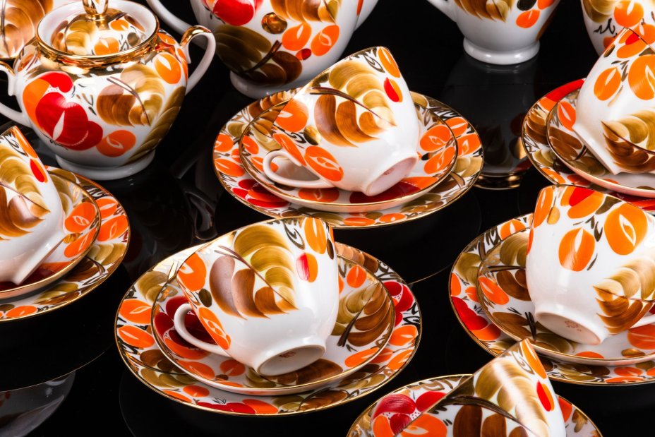 Сервиз чайный "Щедрая осень" на 6 персон (23 предмета), автор рисунка Н.Б. Гусева, автор формы "Весенняя" С.Е. Яковлева, фарфор, роспись, золочение, Ленинградский фарфоровый завод (ЛФЗ), Россия, 1989-2001 гг.