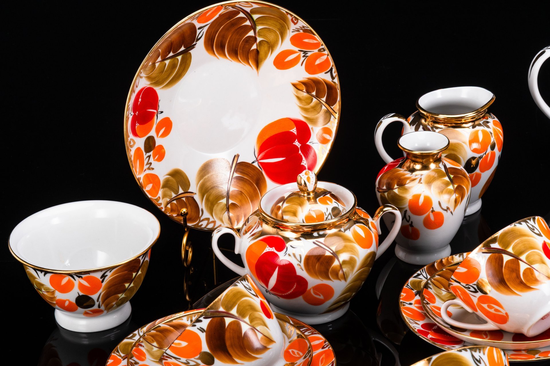 Сервиз чайный "Щедрая осень" на 6 персон (23 предмета), автор рисунка Н.Б. Гусева, автор формы "Весенняя" С.Е. Яковлева, фарфор, роспись, золочение, Ленинградский фарфоровый завод (ЛФЗ), Россия, 1989-2001 гг.