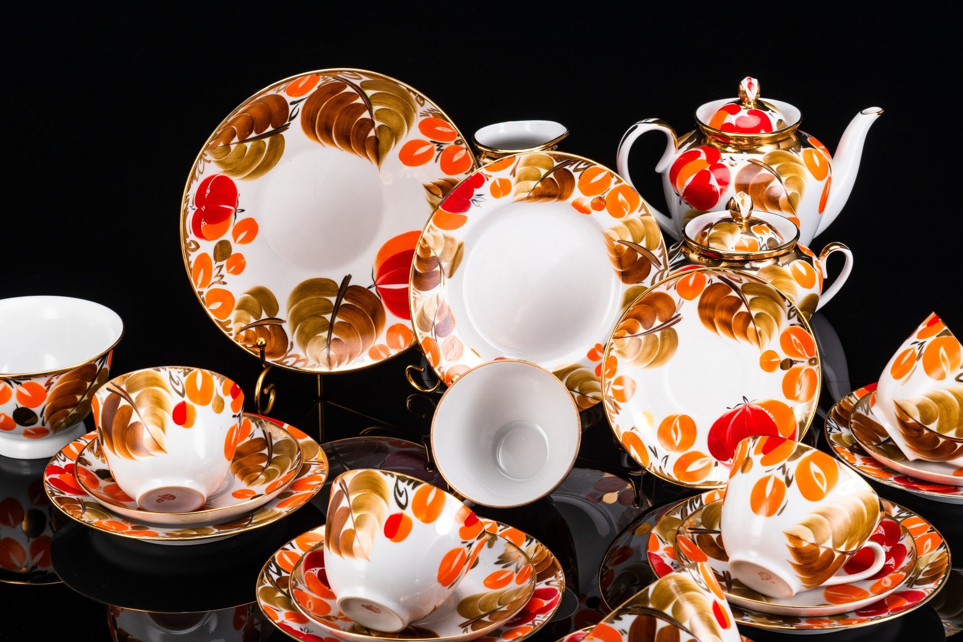 Сервиз чайный "Щедрая осень" на 6 персон (23 предмета), автор рисунка Н.Б. Гусева, автор формы "Весенняя" С.Е. Яковлева, фарфор, роспись, золочение, Ленинградский фарфоровый завод (ЛФЗ), Россия, 1989-2001 гг.