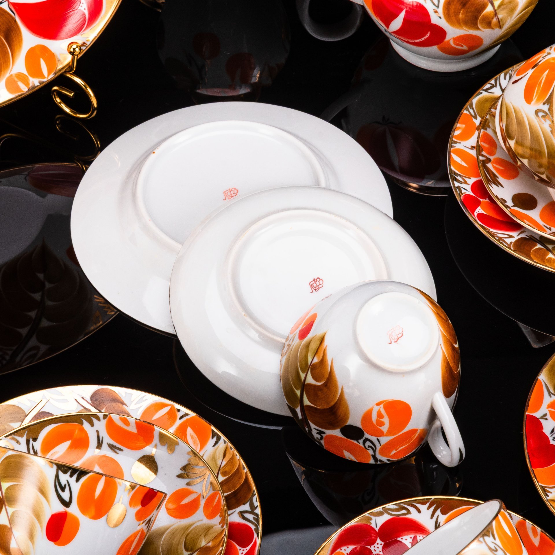 Сервиз чайный "Щедрая осень" на 6 персон (23 предмета), автор рисунка Н.Б. Гусева, автор формы "Весенняя" С.Е. Яковлева, фарфор, роспись, золочение, Ленинградский фарфоровый завод (ЛФЗ), Россия, 1989-2001 гг.