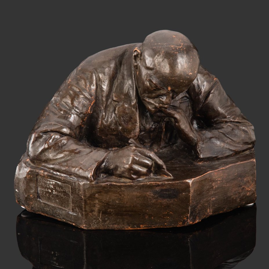 Бюст "Ленин за письменным столом", автор Н.А. Андреев, керамика, крытье, Гжельский экспериментальный керамический завод «Всекохудожник», Гжельский экспериментальный керамический завод «Всехудожник»
