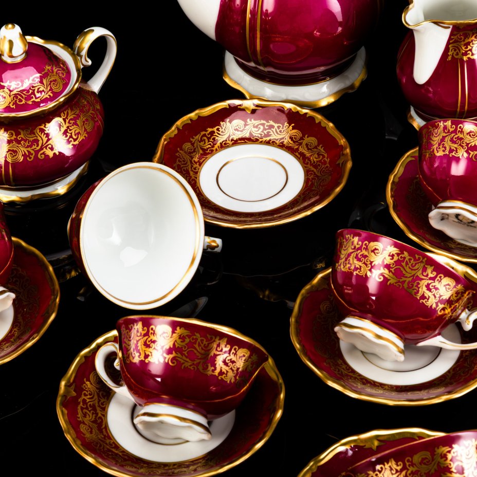 Сервиз кофейный пурпурного цвета с золотистым растительным декором, на 6 персон (15 предметов), фарфор, крытье, золочение, Reichenbach (Райхенбах), ГДР, 1968-1990 гг.