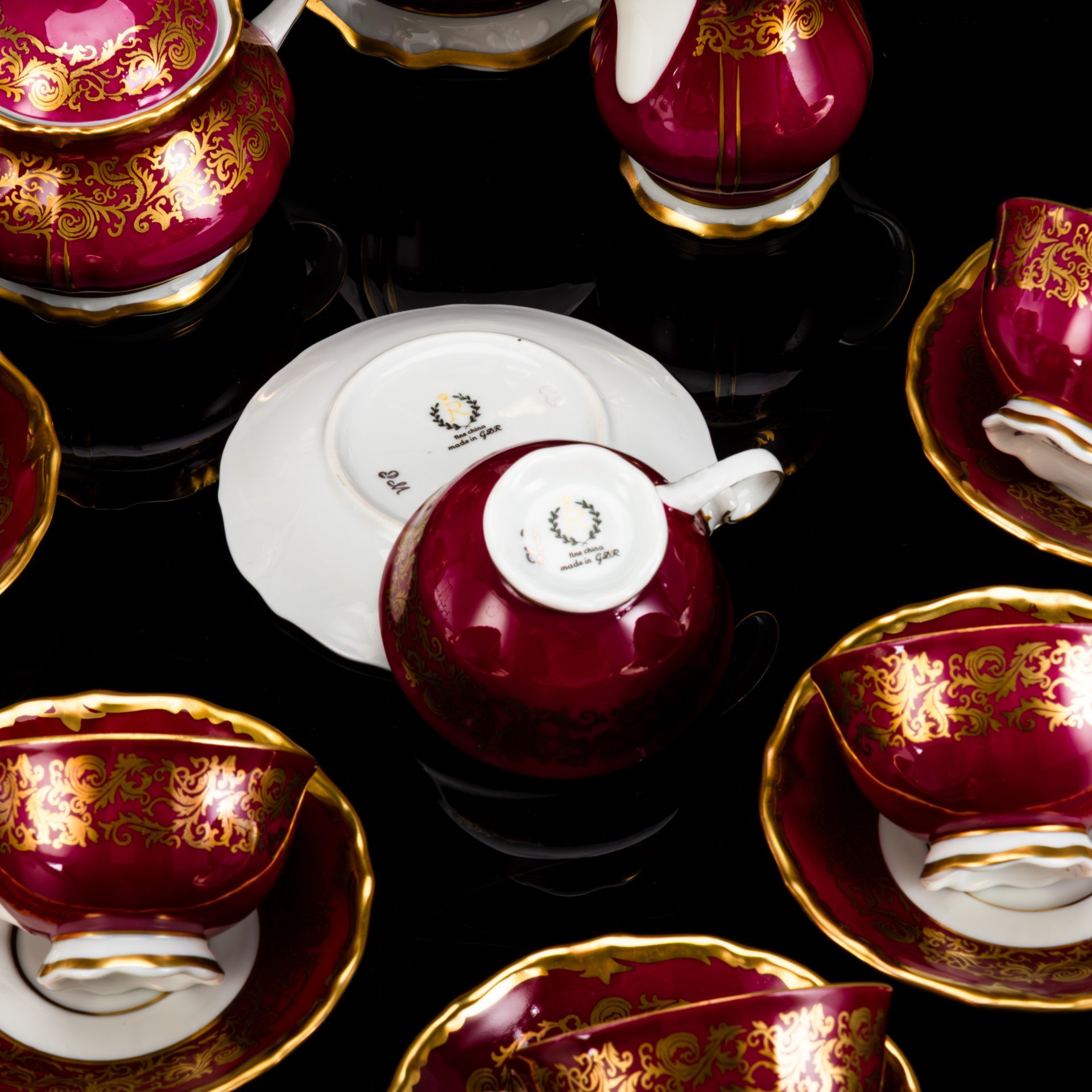 Сервиз кофейный пурпурного цвета с золотистым растительным декором, на 6 персон (15 предметов), фарфор, крытье, золочение, Reichenbach (Райхенбах), ГДР, 1968-1990 гг.