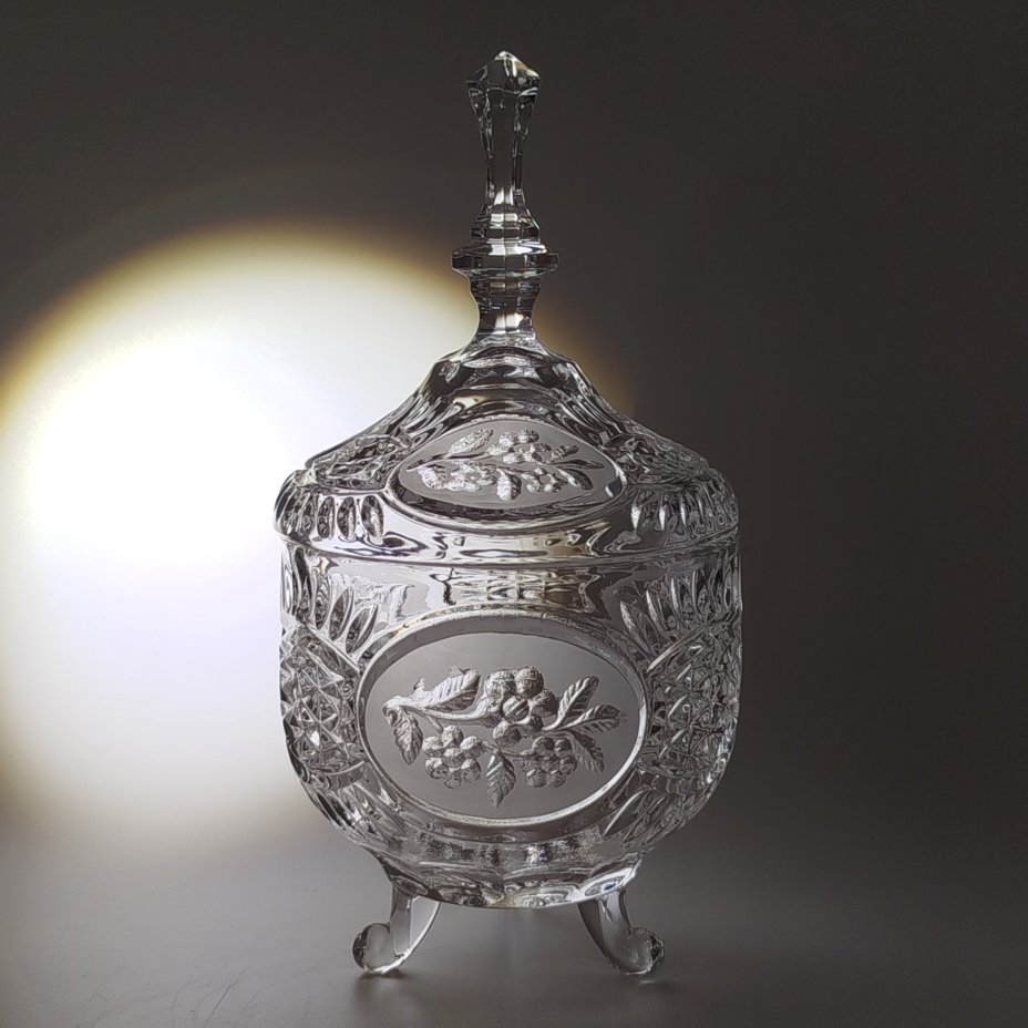 Ваза-конфетница на фигурных ножках с крышкой, стекло, матирование, Югославия, 1970-1990 гг.