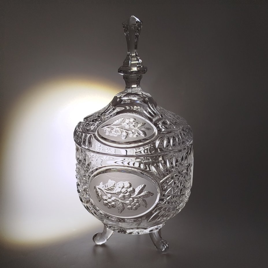 Ваза-конфетница на фигурных ножках с крышкой