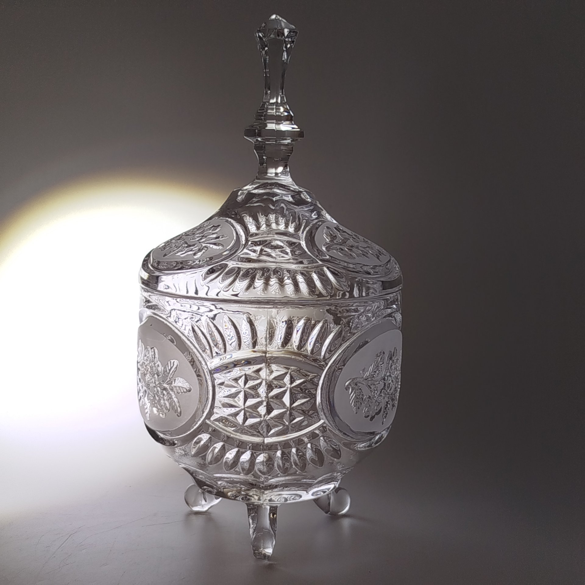 Ваза-конфетница на фигурных ножках с крышкой, стекло, матирование, Югославия, 1970-1990 гг.