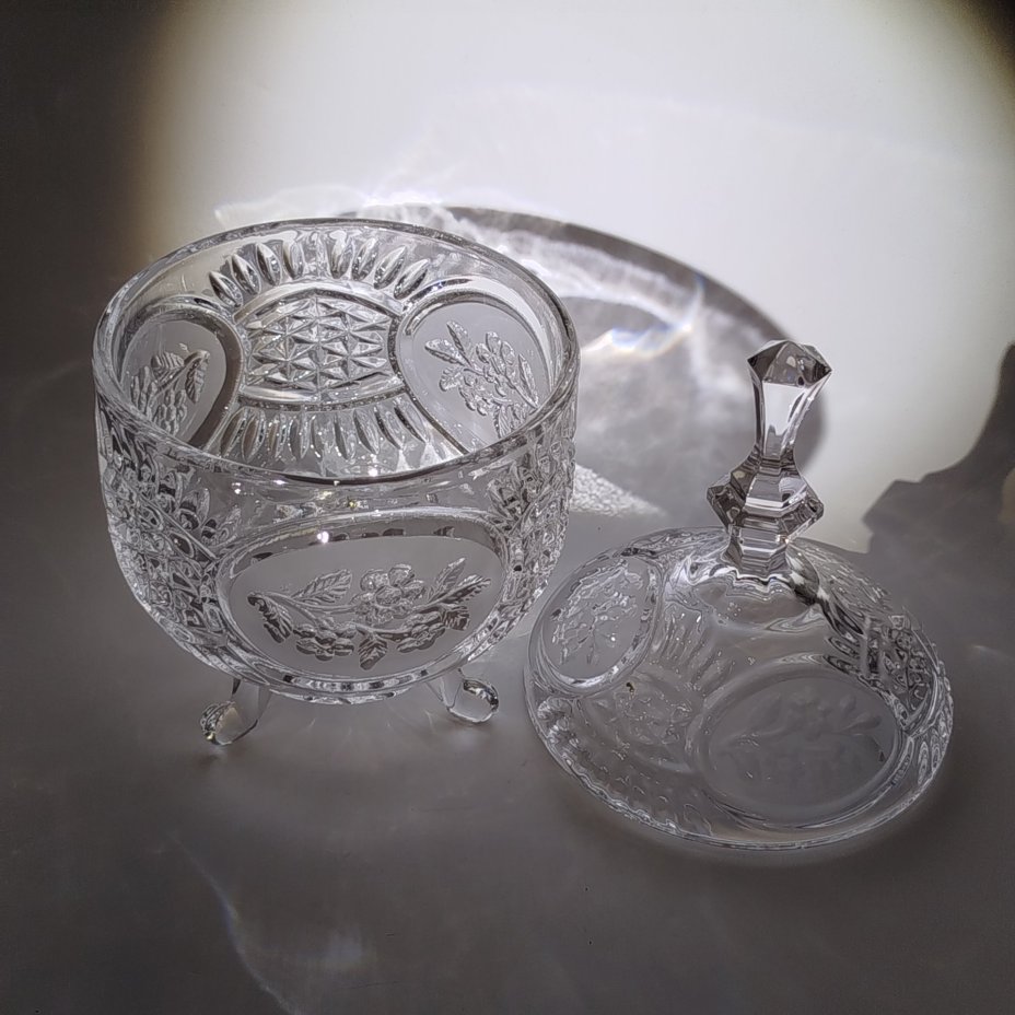 Ваза-конфетница на фигурных ножках с крышкой