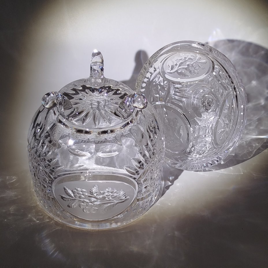 Ваза-конфетница на фигурных ножках с крышкой