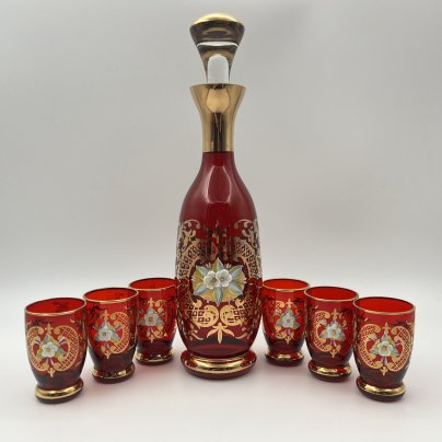 Набор из штофа и 6 стопок, декорированный лепными цветочными элементами