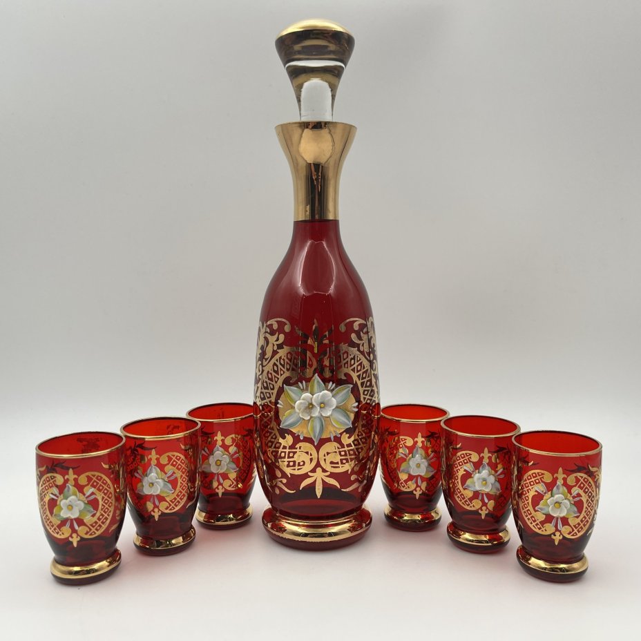 Набор из штофа и 6 стопок, декорированный лепными цветочными элементами