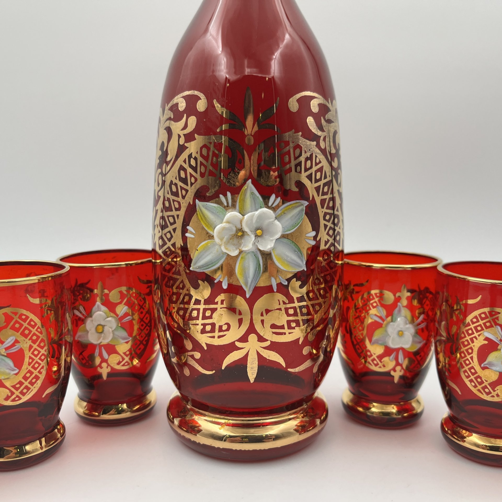 Набор из штофа и 6 стопок, декорированный лепными цветочными элементами