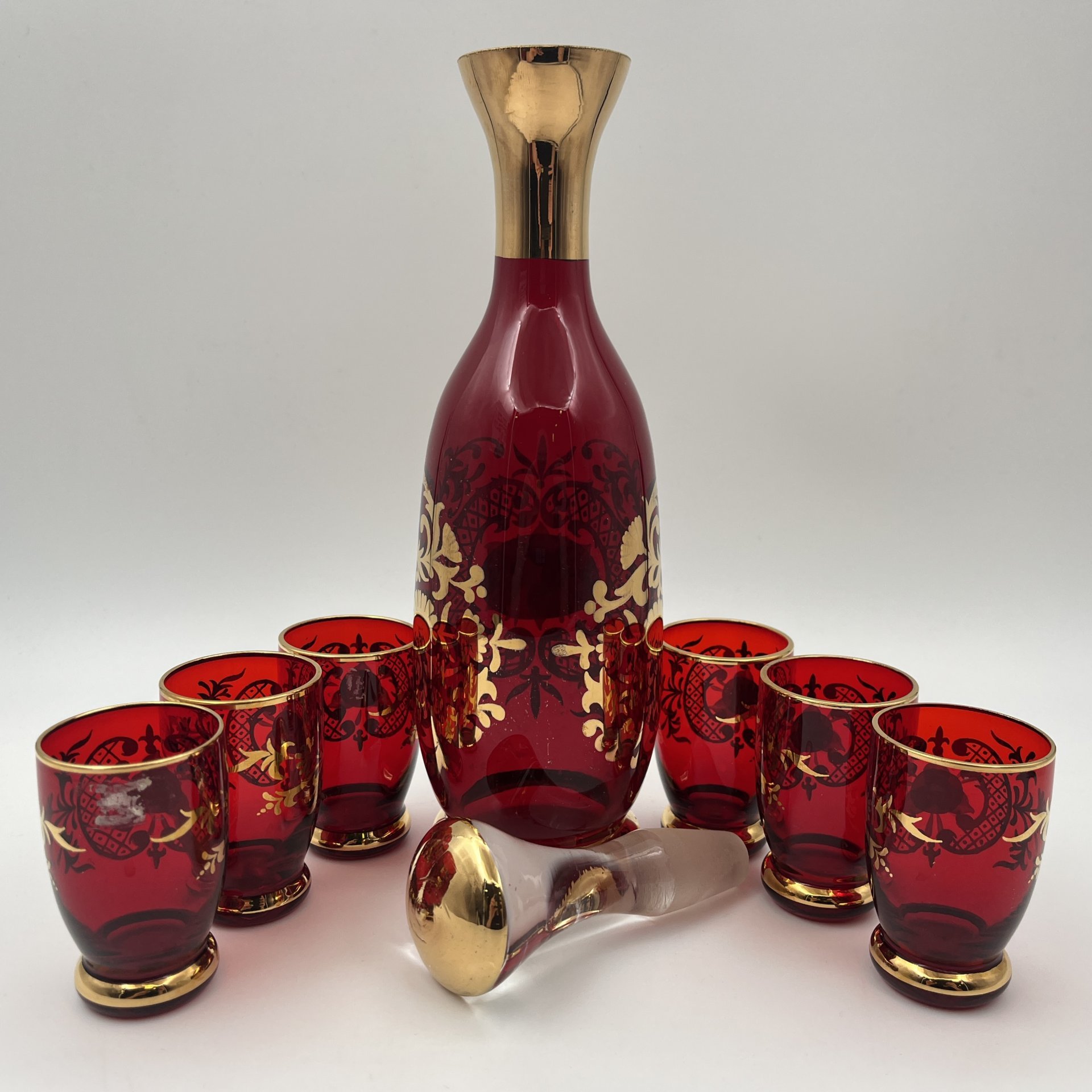 Набор из штофа и 6 стопок, декорированный лепными цветочными элементами