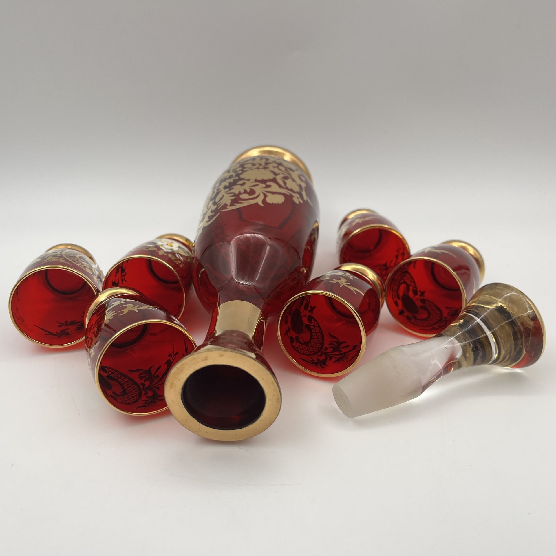 Набор из штофа и 6 стопок, декорированный лепными цветочными элементами