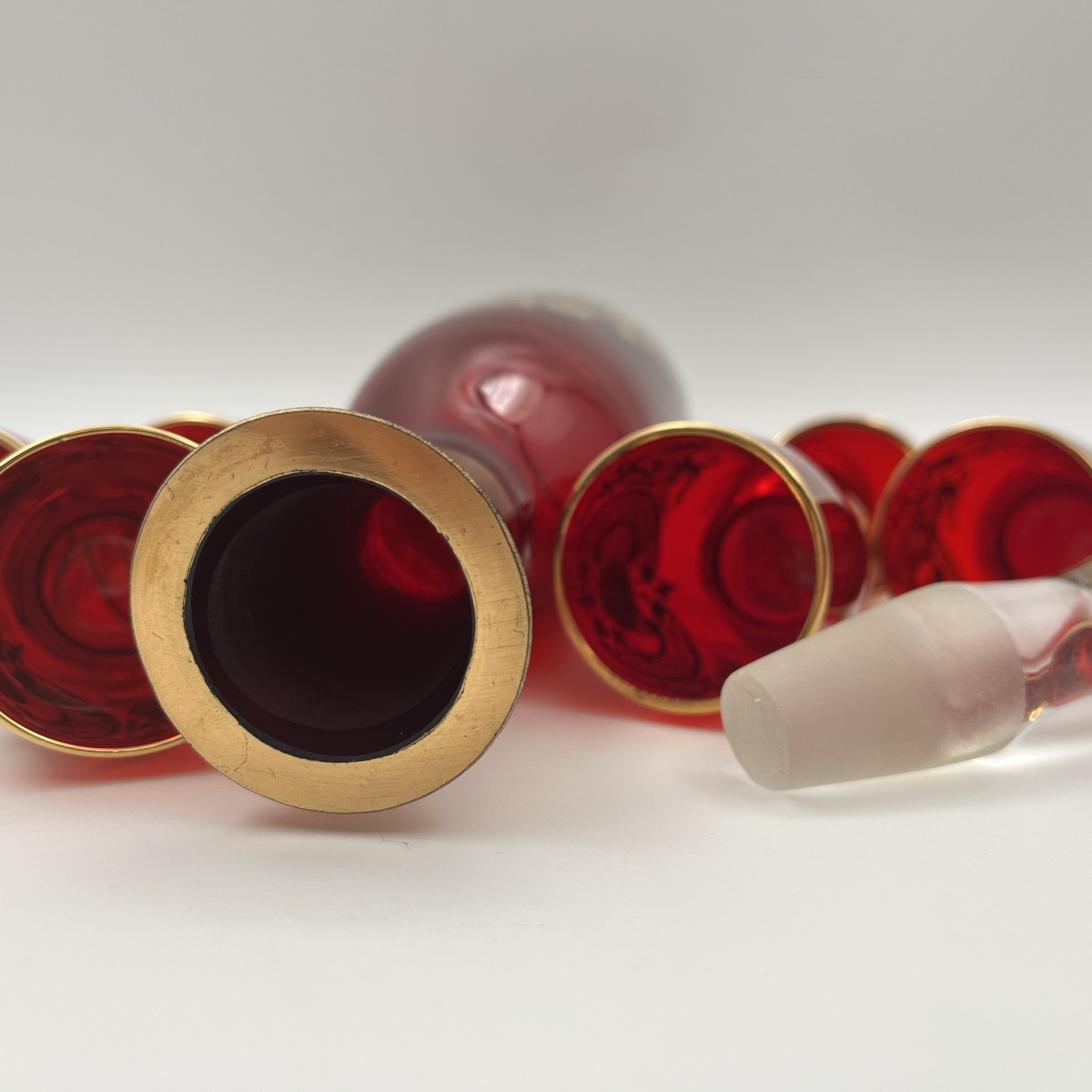 Набор из штофа и 6 стопок, декорированный лепными цветочными элементами