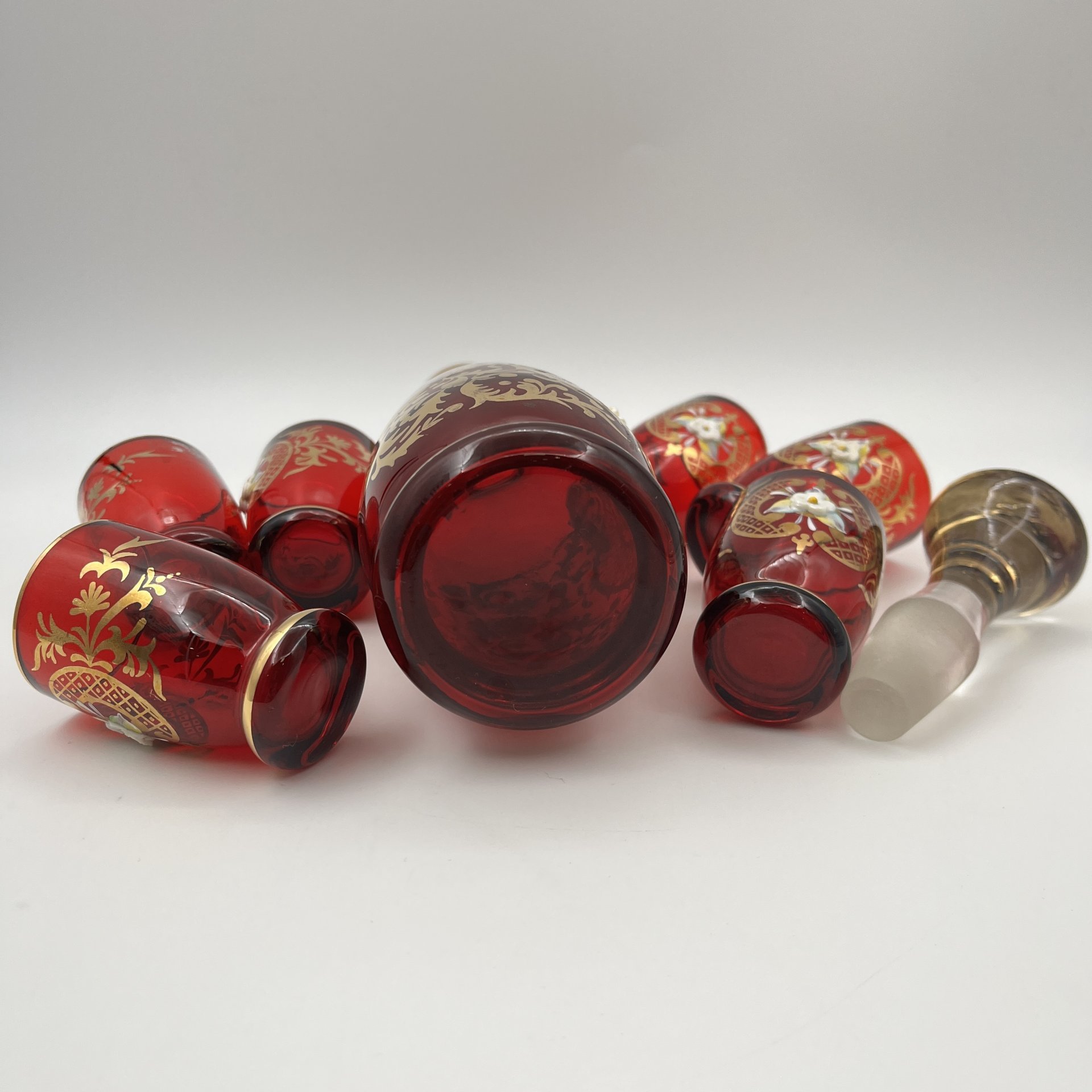 Набор из штофа и 6 стопок, декорированный лепными цветочными элементами