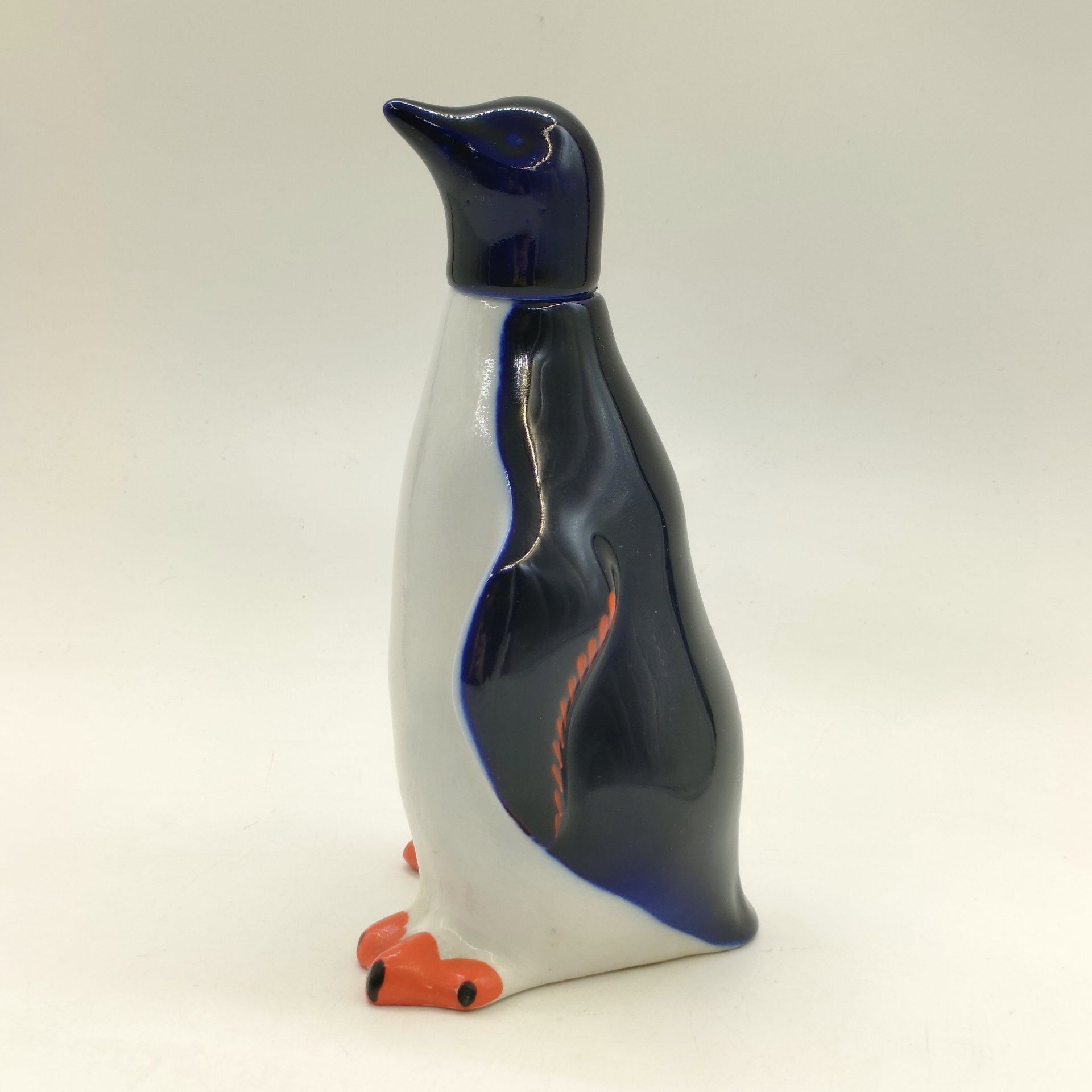 Штоф "Пингвин", скульптор Н.А. Кольцов, фарфор, кобальт, роспись, Ленинградский фарфоровый завод (ЛФЗ), СССР, 1963 г.