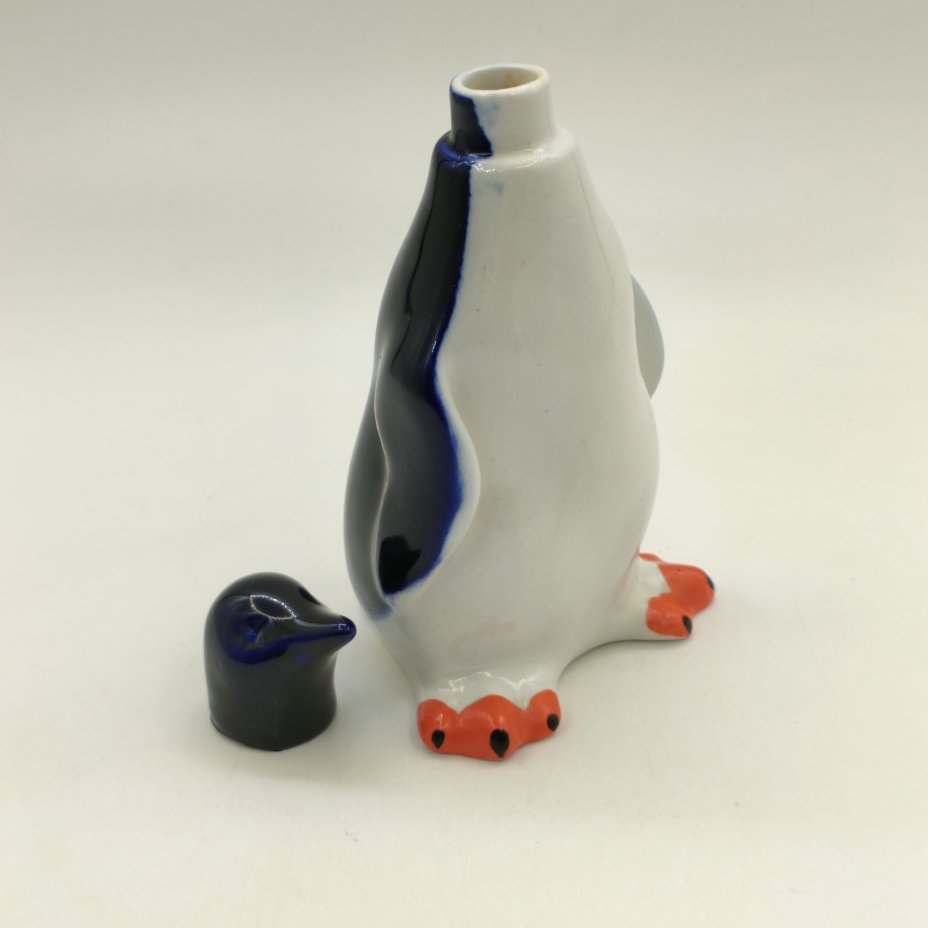 Штоф "Пингвин", скульптор Н.А. Кольцов, фарфор, кобальт, роспись, Ленинградский фарфоровый завод (ЛФЗ), СССР, 1963 г.