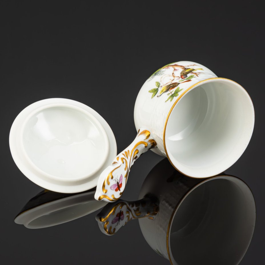 Чашка для десерта (крем-брюле), украшенная изображением птиц и бабочек, декор "Rothschild", фарфор, роспись, золочение, Herend (Херенд), Венгрия, 1960-1990 гг.