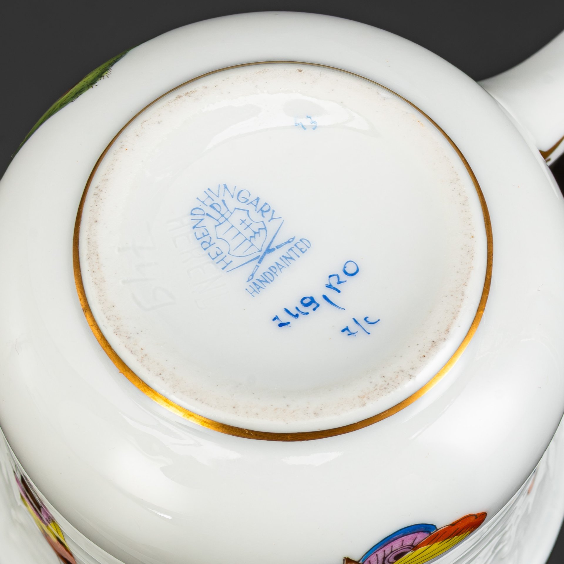 Чашка для десерта (крем-брюле), украшенная изображением птиц и бабочек, декор "Rothschild", фарфор, роспись, золочение, Herend (Херенд), Венгрия, 1960-1990 гг.