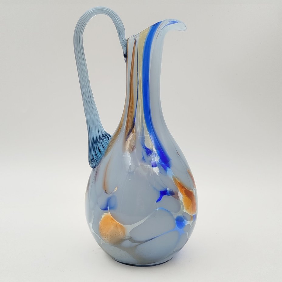 Кувшин с декором виде цветных полос и пятен