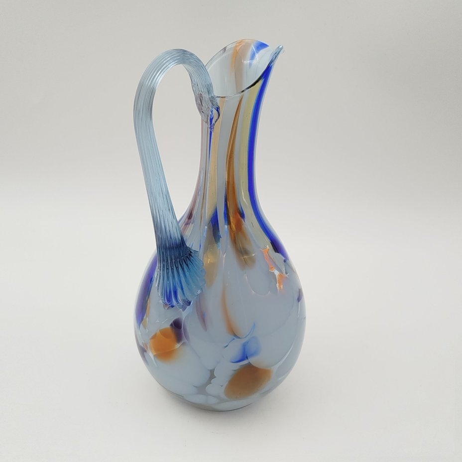 Кувшин с декором виде цветных полос и пятен