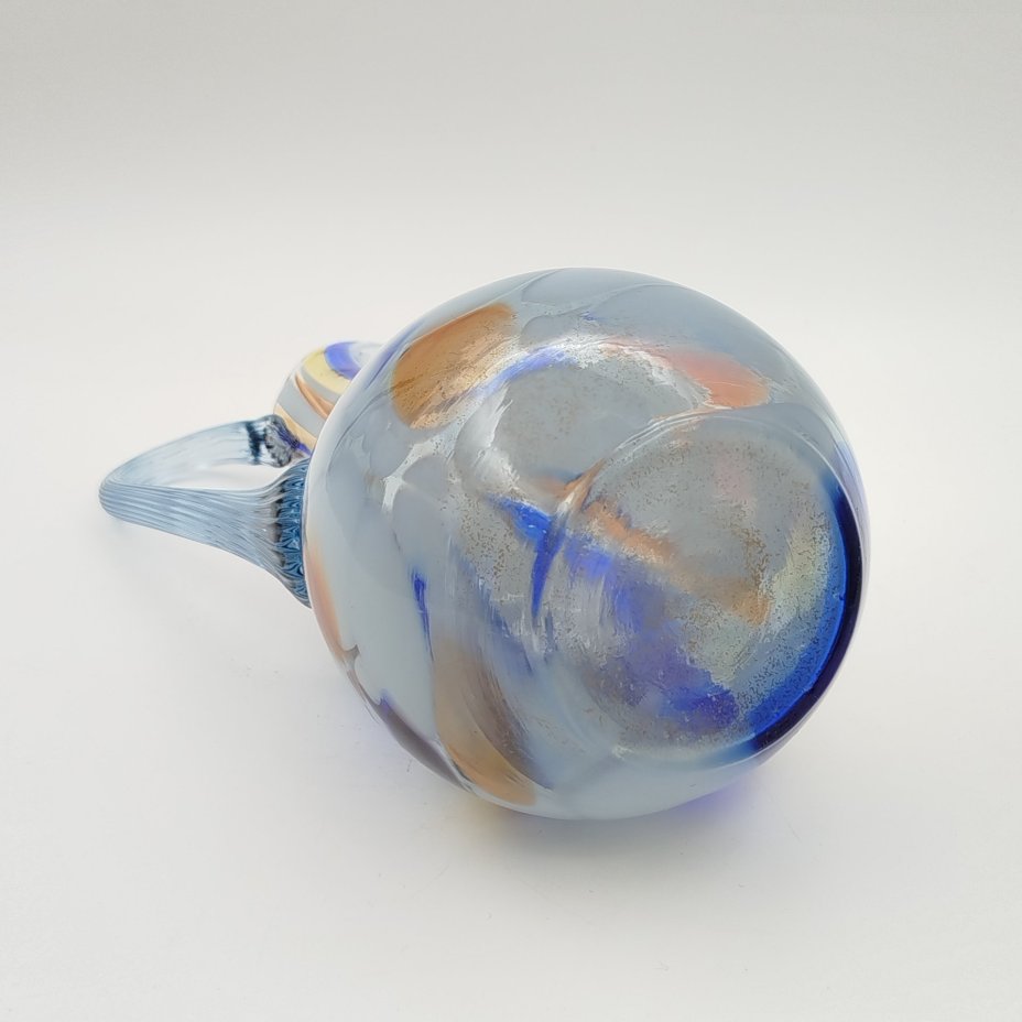 Кувшин с декором виде цветных полос и пятен