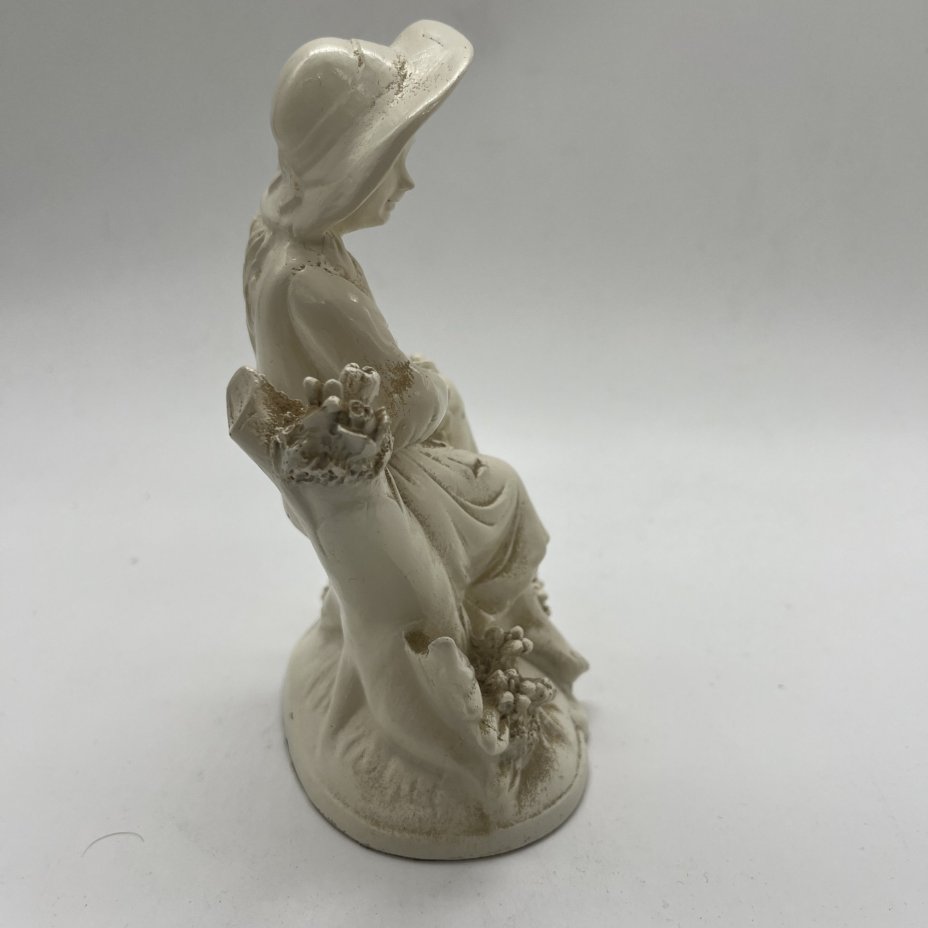 Статуэтка "Цветочница"