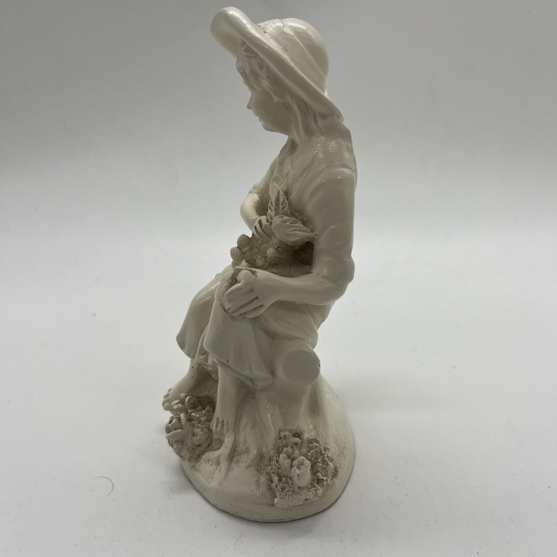 Статуэтка "Цветочница", композитный материал, Азия, 1990-2010 гг.