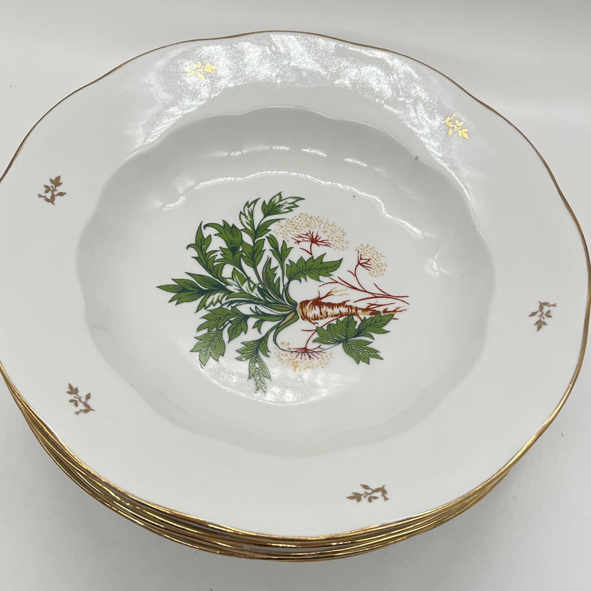 Набор из 5 обеденных тарелок с изображением овощей, фарфор, деколь, золочение, Рижский фарфорово-фаянсовый завод, СССР, 1970-1980 гг.