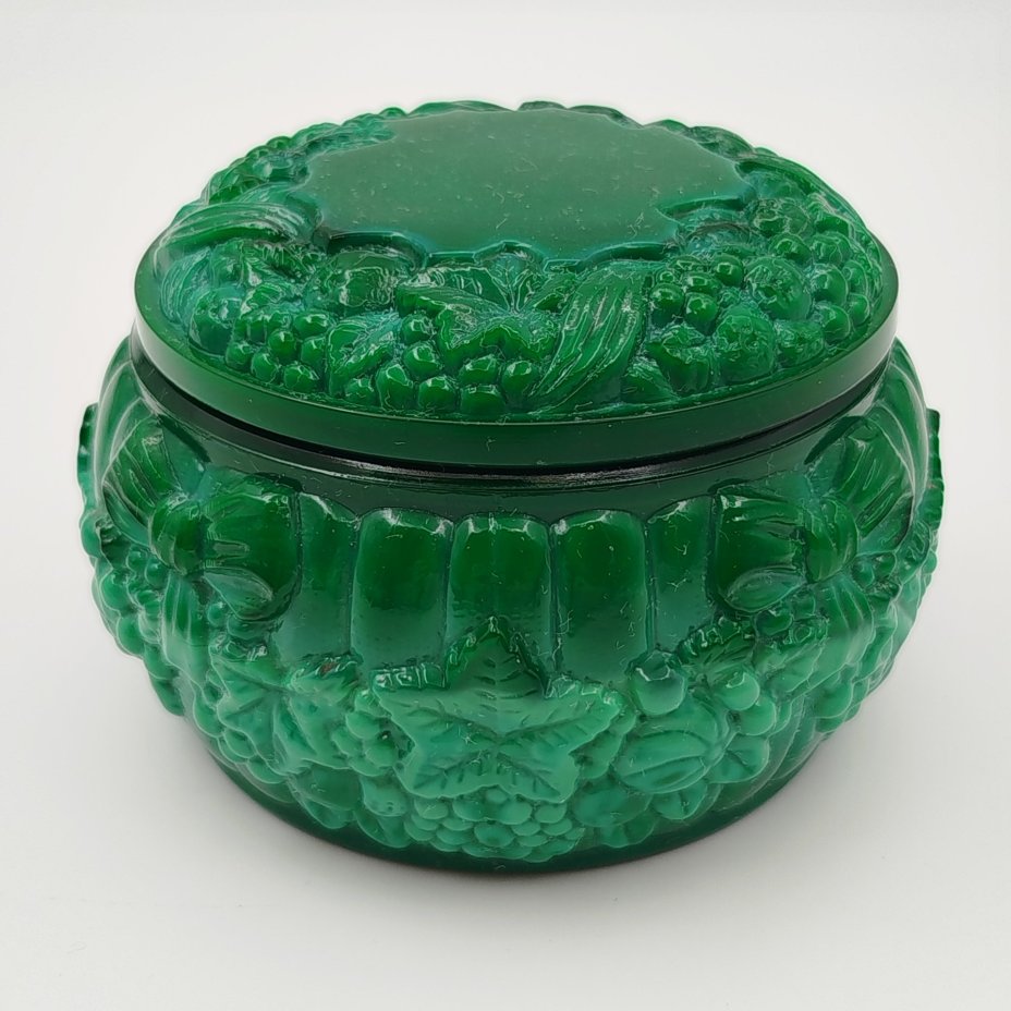 Шкатулка с рельефным декором в виде гирлянды из фруктов и ягод, малахитовое стекло, Чехословакия