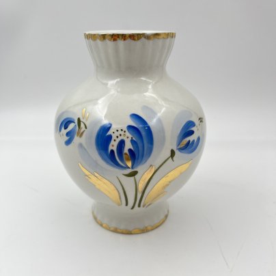 Ваза с декором в виде синих цветов, фарфор, роспись, золочение, Ленинградский опытный завод (ЛОЗ), СССР, 1973-1983 гг.