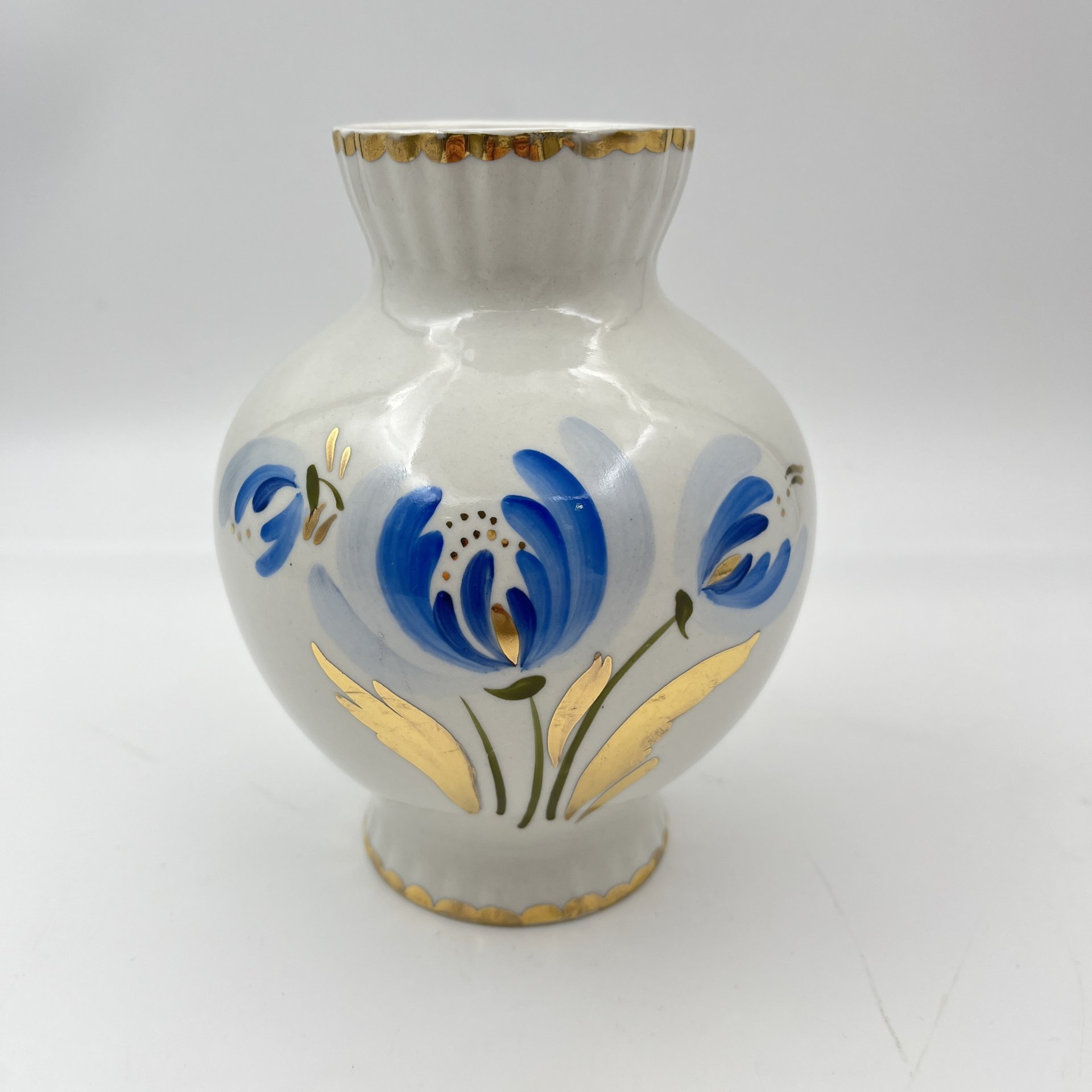 Ваза с декором в виде синих цветов, фарфор, роспись, золочение, Ленинградский опытный завод (ЛОЗ), СССР, 1973-1983 гг.