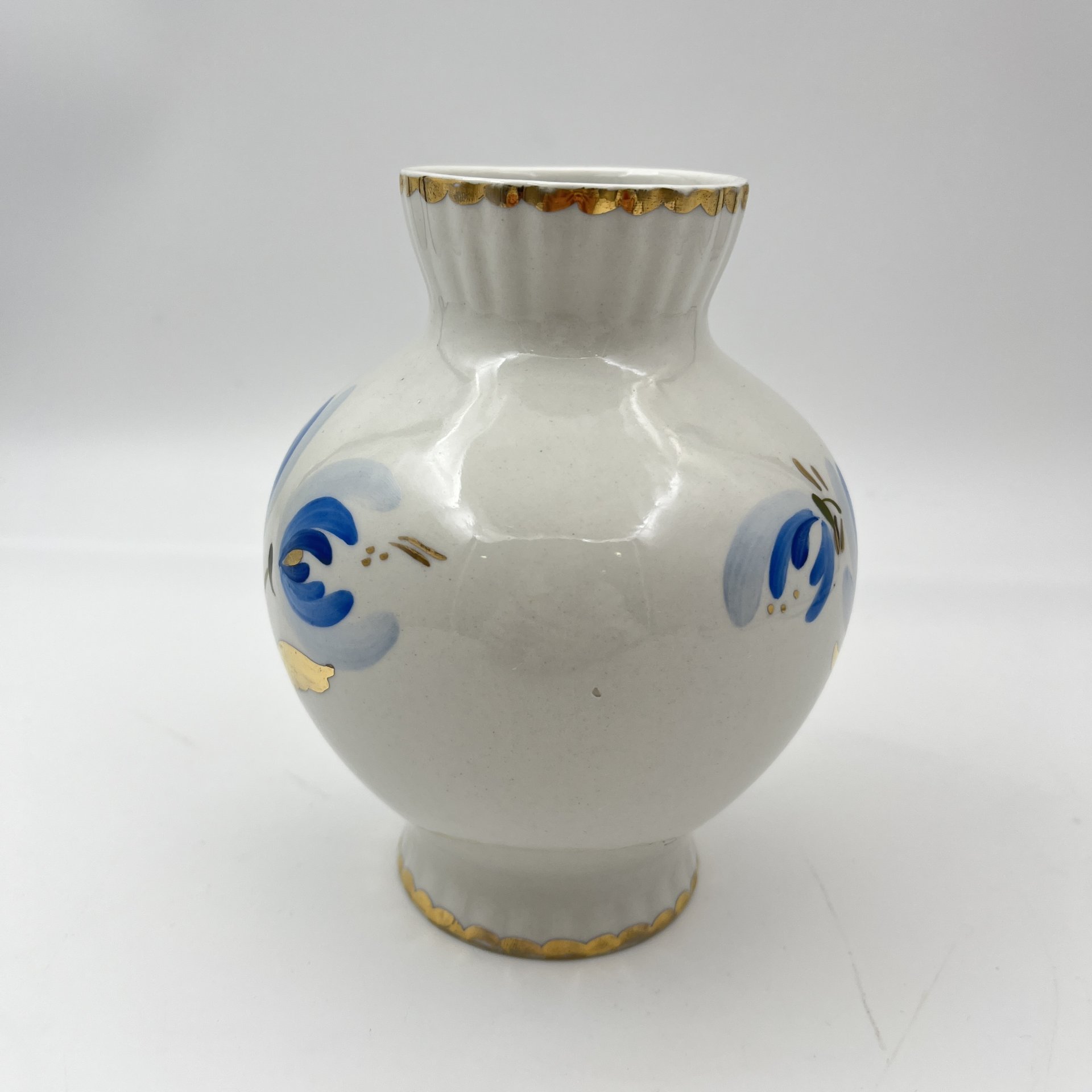 Ваза с декором в виде синих цветов, фарфор, роспись, золочение, Ленинградский опытный завод (ЛОЗ), СССР, 1973-1983 гг.