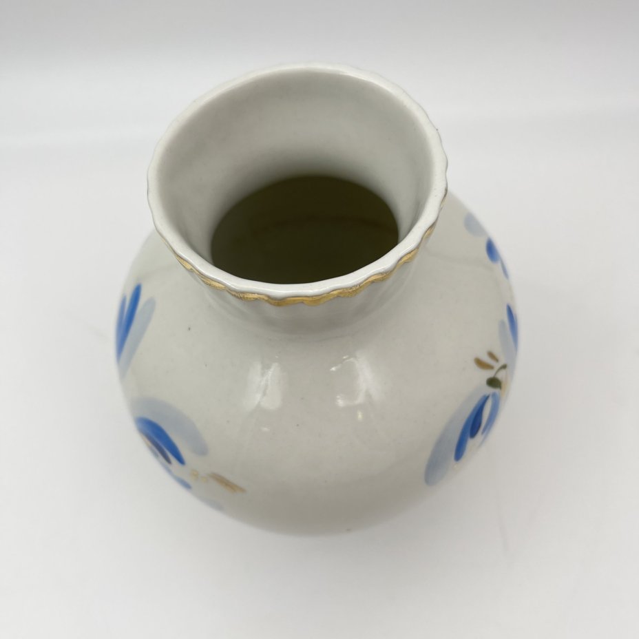 Ваза с декором в виде синих цветов, фарфор, роспись, золочение, Ленинградский опытный завод (ЛОЗ), СССР, 1973-1983 гг.